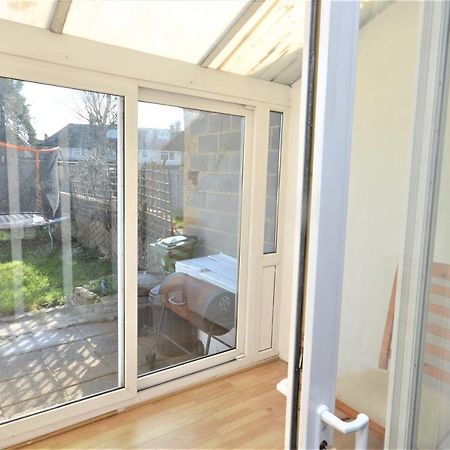 London Deluxe 3 Bedroom House With Parking Space Dagenham Dış mekan fotoğraf