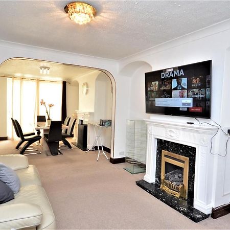London Deluxe 3 Bedroom House With Parking Space Dagenham Dış mekan fotoğraf