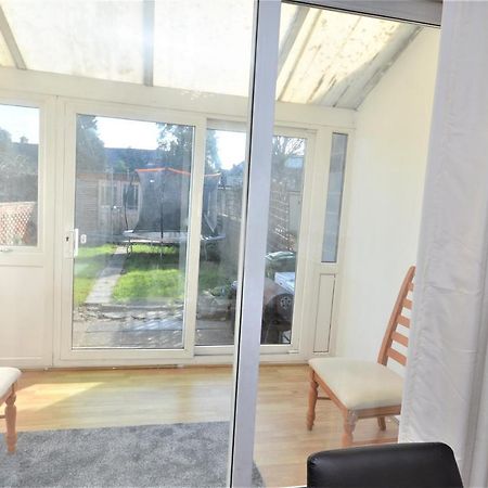 London Deluxe 3 Bedroom House With Parking Space Dagenham Dış mekan fotoğraf
