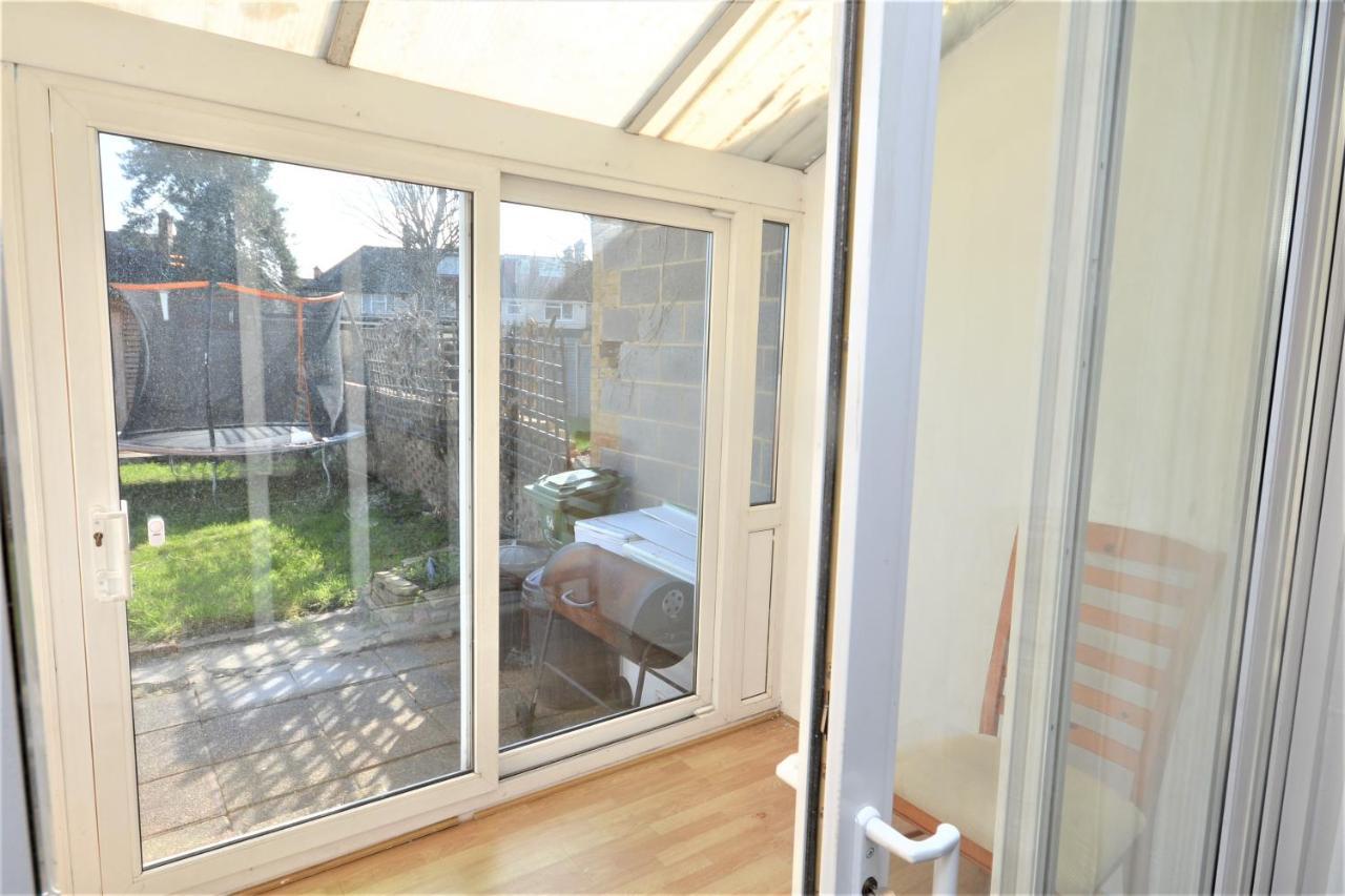 London Deluxe 3 Bedroom House With Parking Space Dagenham Dış mekan fotoğraf