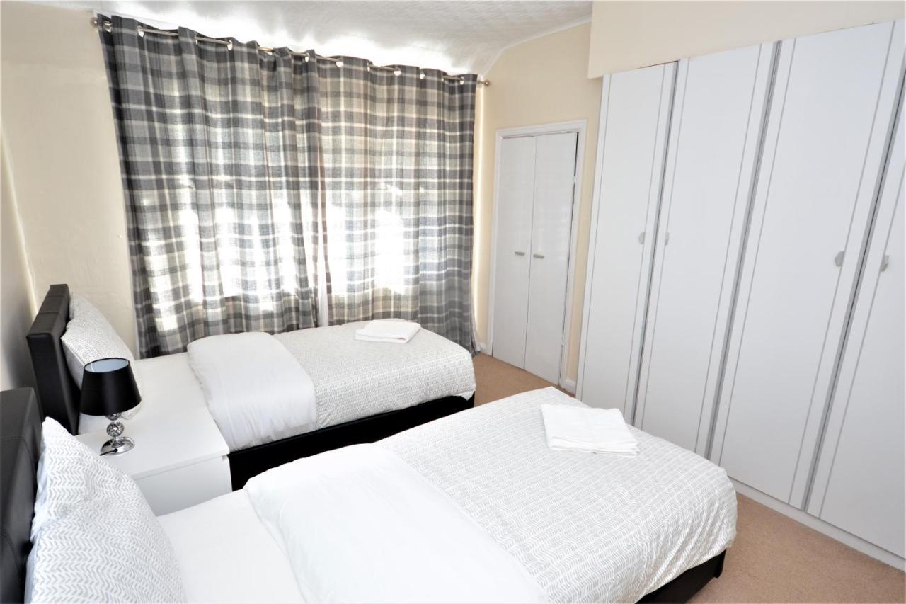 London Deluxe 3 Bedroom House With Parking Space Dagenham Dış mekan fotoğraf