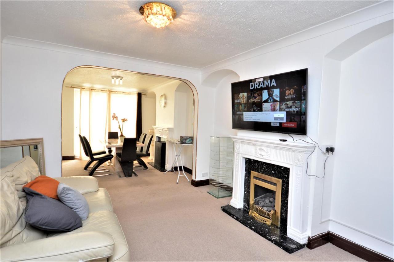 London Deluxe 3 Bedroom House With Parking Space Dagenham Dış mekan fotoğraf