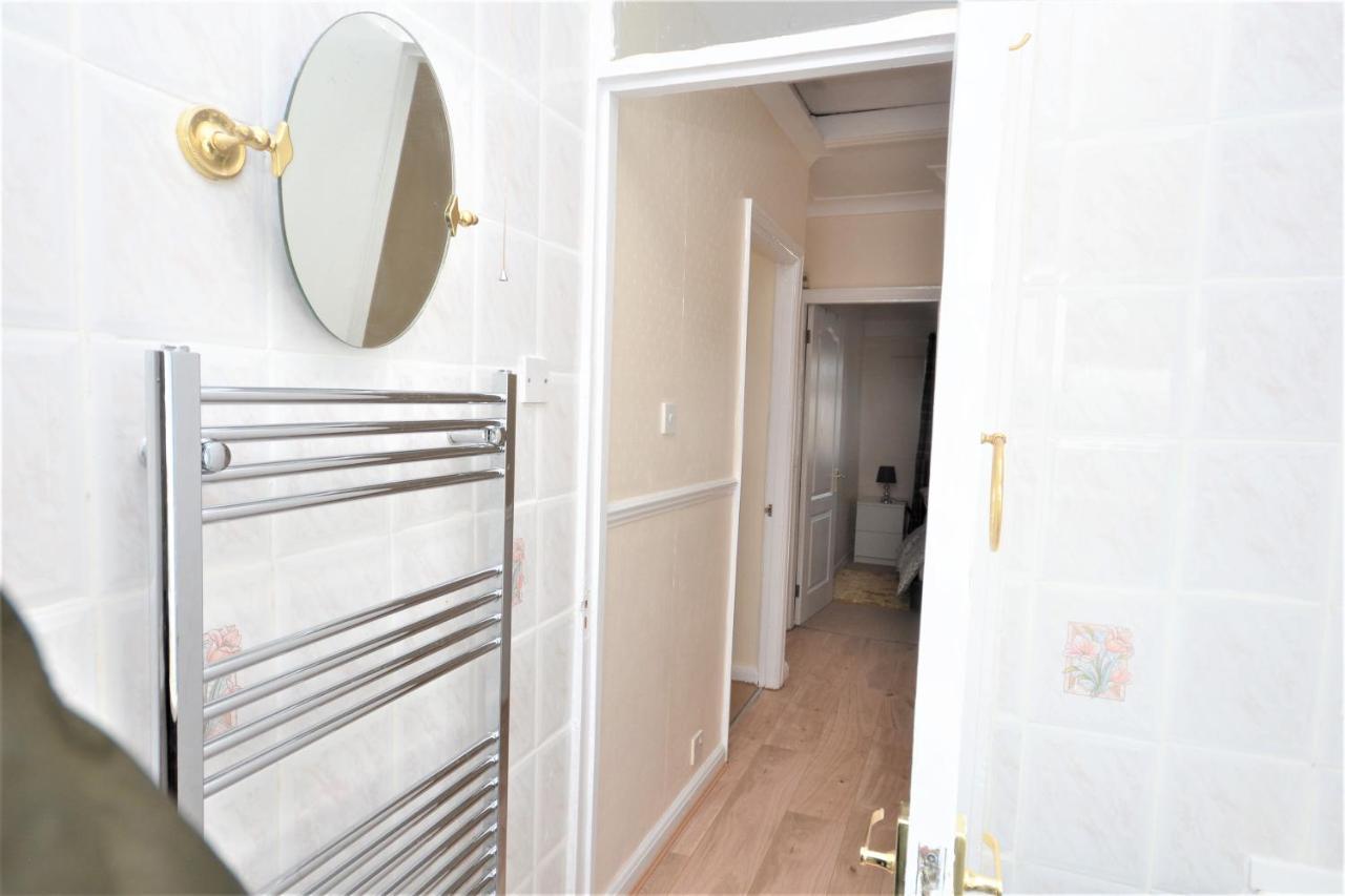 London Deluxe 3 Bedroom House With Parking Space Dagenham Dış mekan fotoğraf