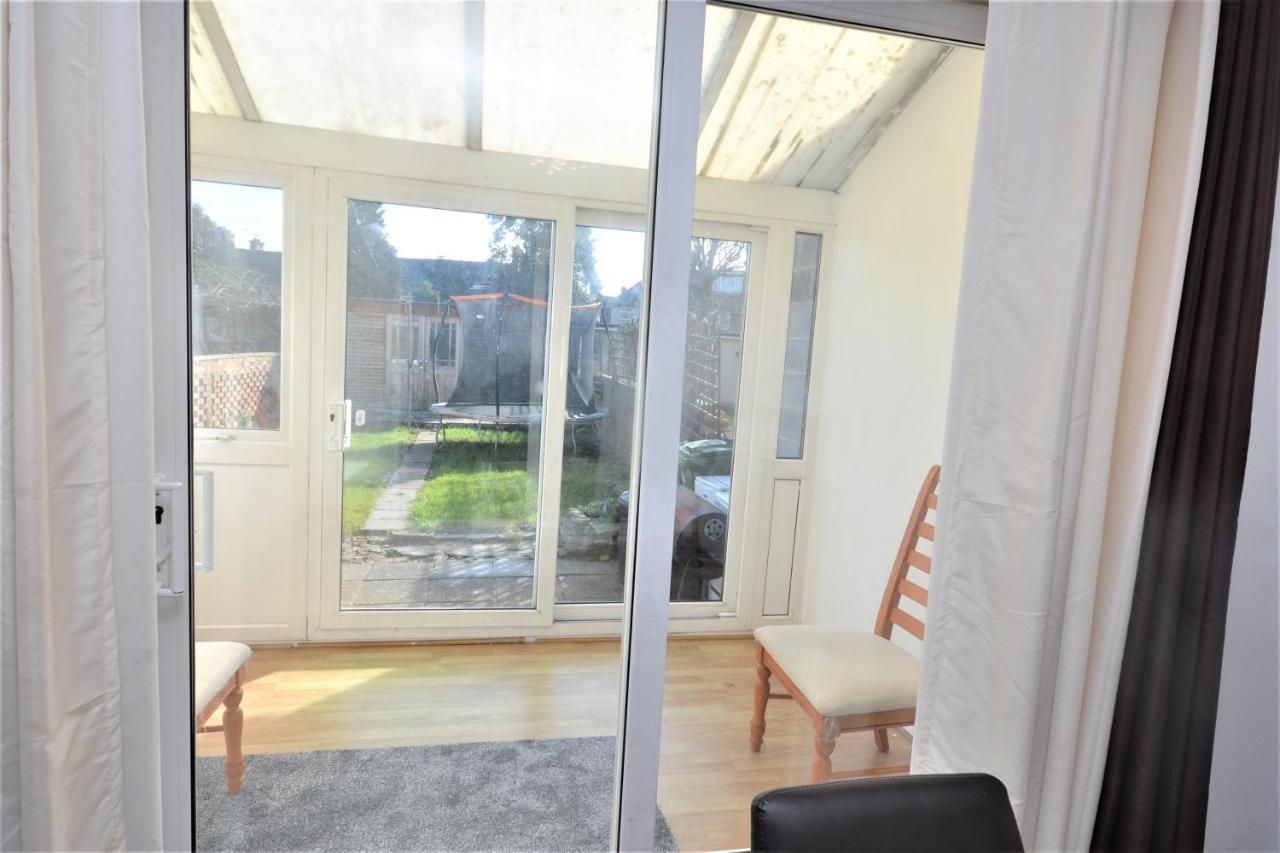 London Deluxe 3 Bedroom House With Parking Space Dagenham Dış mekan fotoğraf