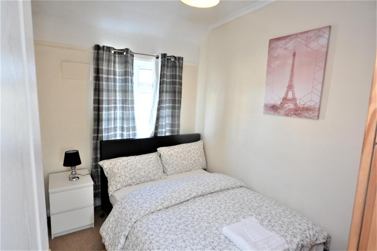 London Deluxe 3 Bedroom House With Parking Space Dagenham Dış mekan fotoğraf