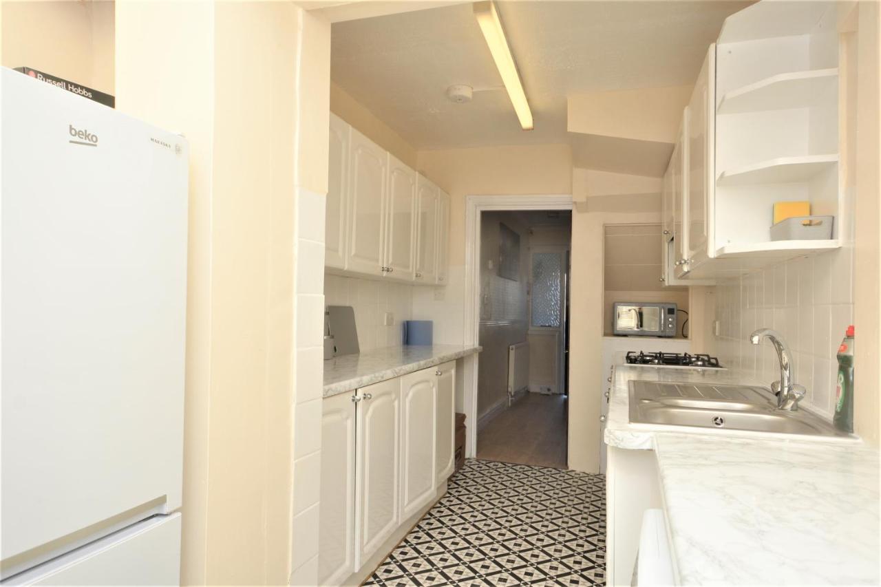 London Deluxe 3 Bedroom House With Parking Space Dagenham Dış mekan fotoğraf