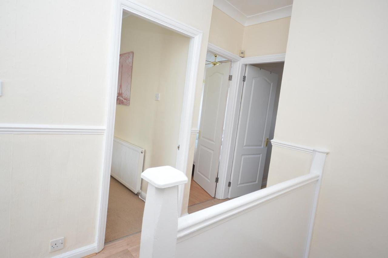 London Deluxe 3 Bedroom House With Parking Space Dagenham Dış mekan fotoğraf