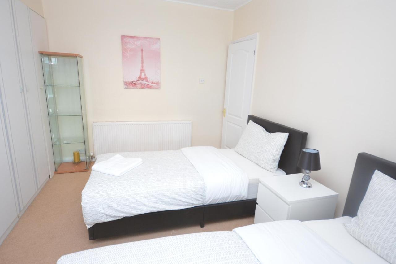 London Deluxe 3 Bedroom House With Parking Space Dagenham Dış mekan fotoğraf