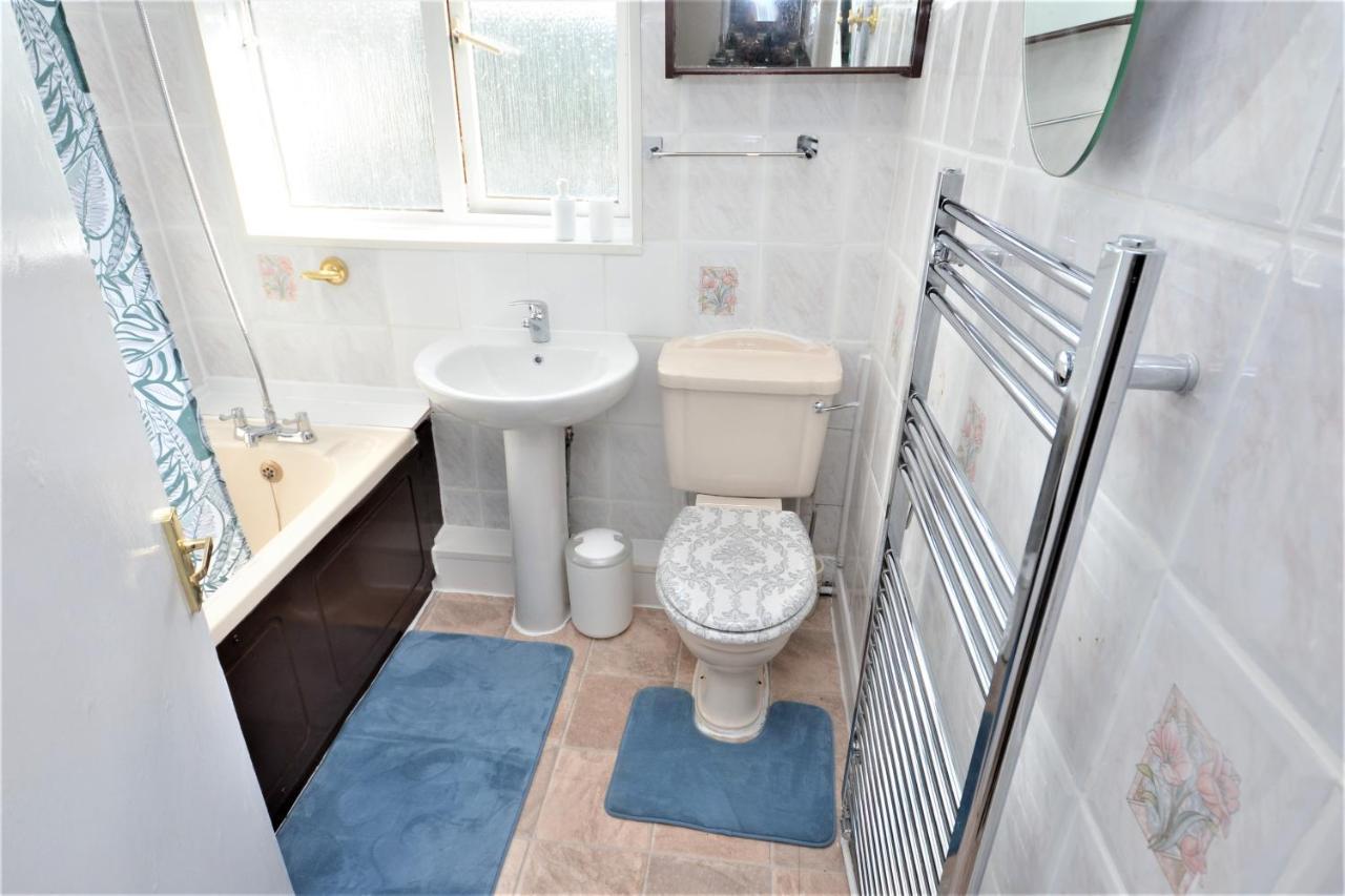 London Deluxe 3 Bedroom House With Parking Space Dagenham Dış mekan fotoğraf