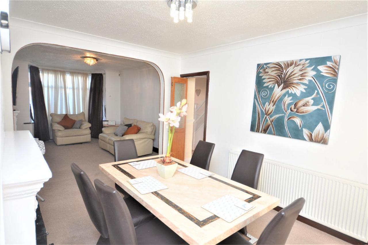 London Deluxe 3 Bedroom House With Parking Space Dagenham Dış mekan fotoğraf