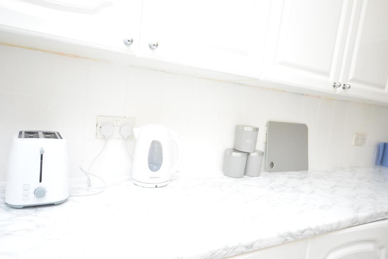 London Deluxe 3 Bedroom House With Parking Space Dagenham Dış mekan fotoğraf