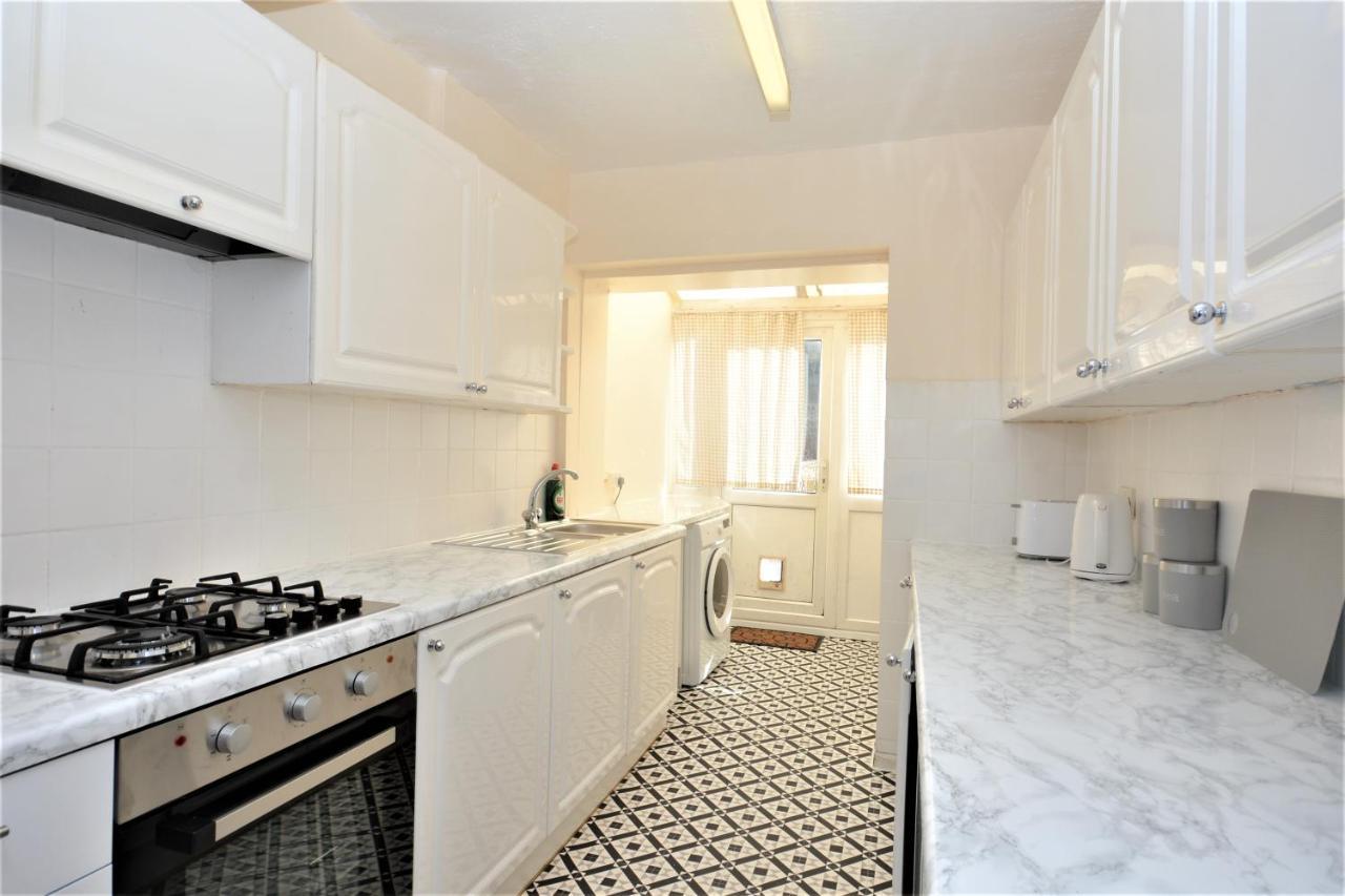 London Deluxe 3 Bedroom House With Parking Space Dagenham Dış mekan fotoğraf