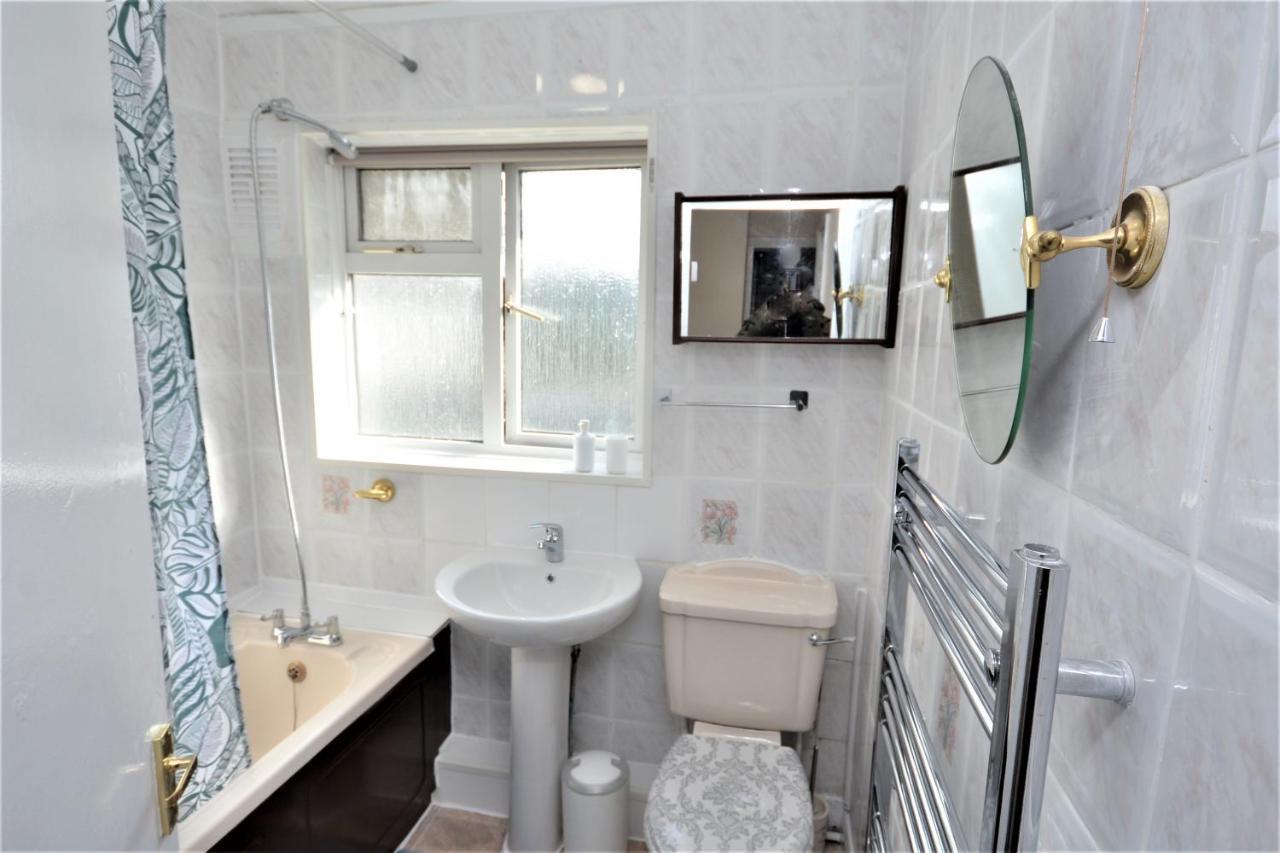 London Deluxe 3 Bedroom House With Parking Space Dagenham Dış mekan fotoğraf