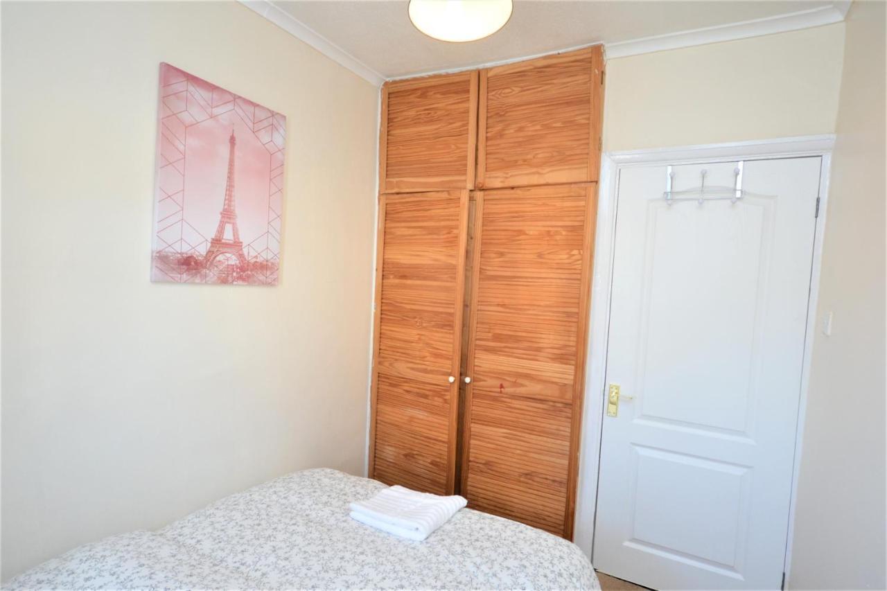 London Deluxe 3 Bedroom House With Parking Space Dagenham Dış mekan fotoğraf