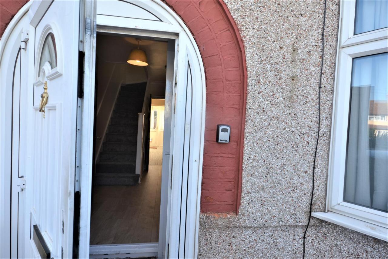 London Deluxe 3 Bedroom House With Parking Space Dagenham Dış mekan fotoğraf