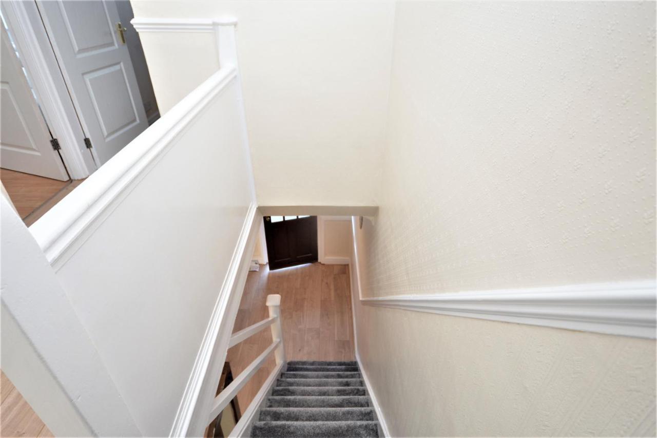 London Deluxe 3 Bedroom House With Parking Space Dagenham Dış mekan fotoğraf
