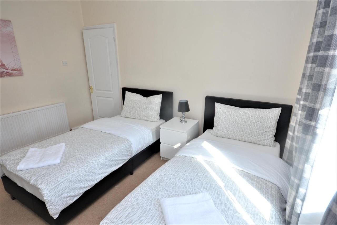 London Deluxe 3 Bedroom House With Parking Space Dagenham Dış mekan fotoğraf