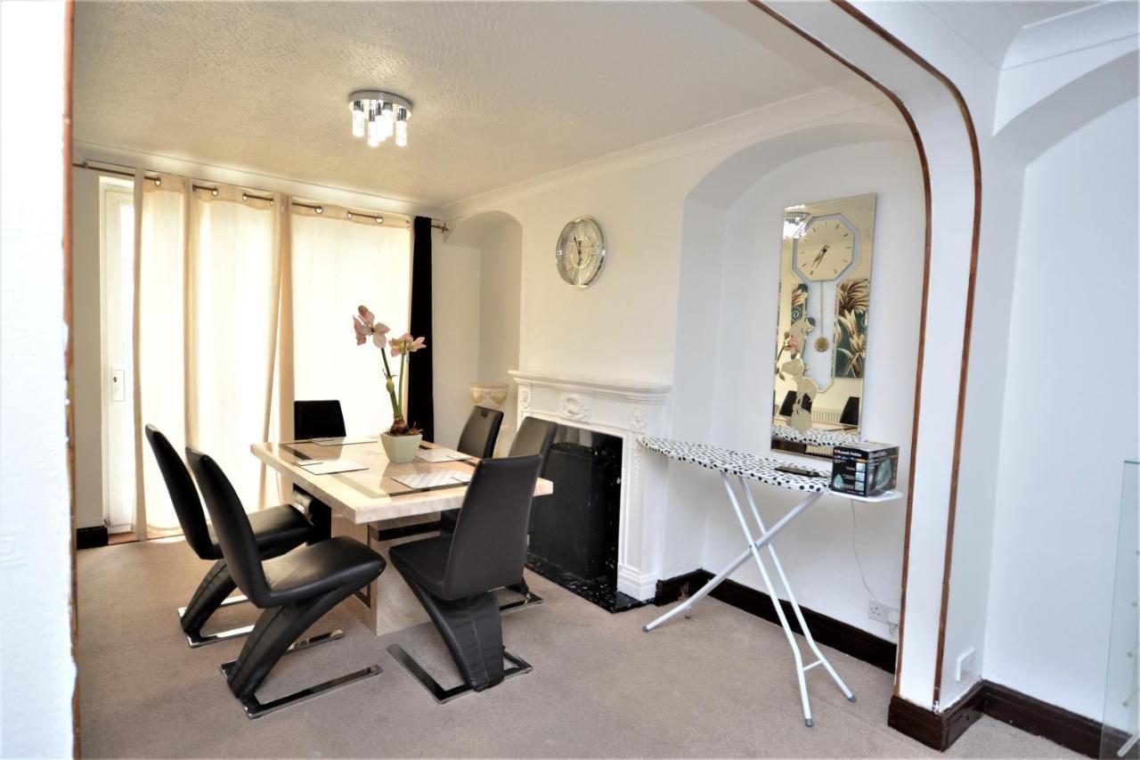 London Deluxe 3 Bedroom House With Parking Space Dagenham Dış mekan fotoğraf