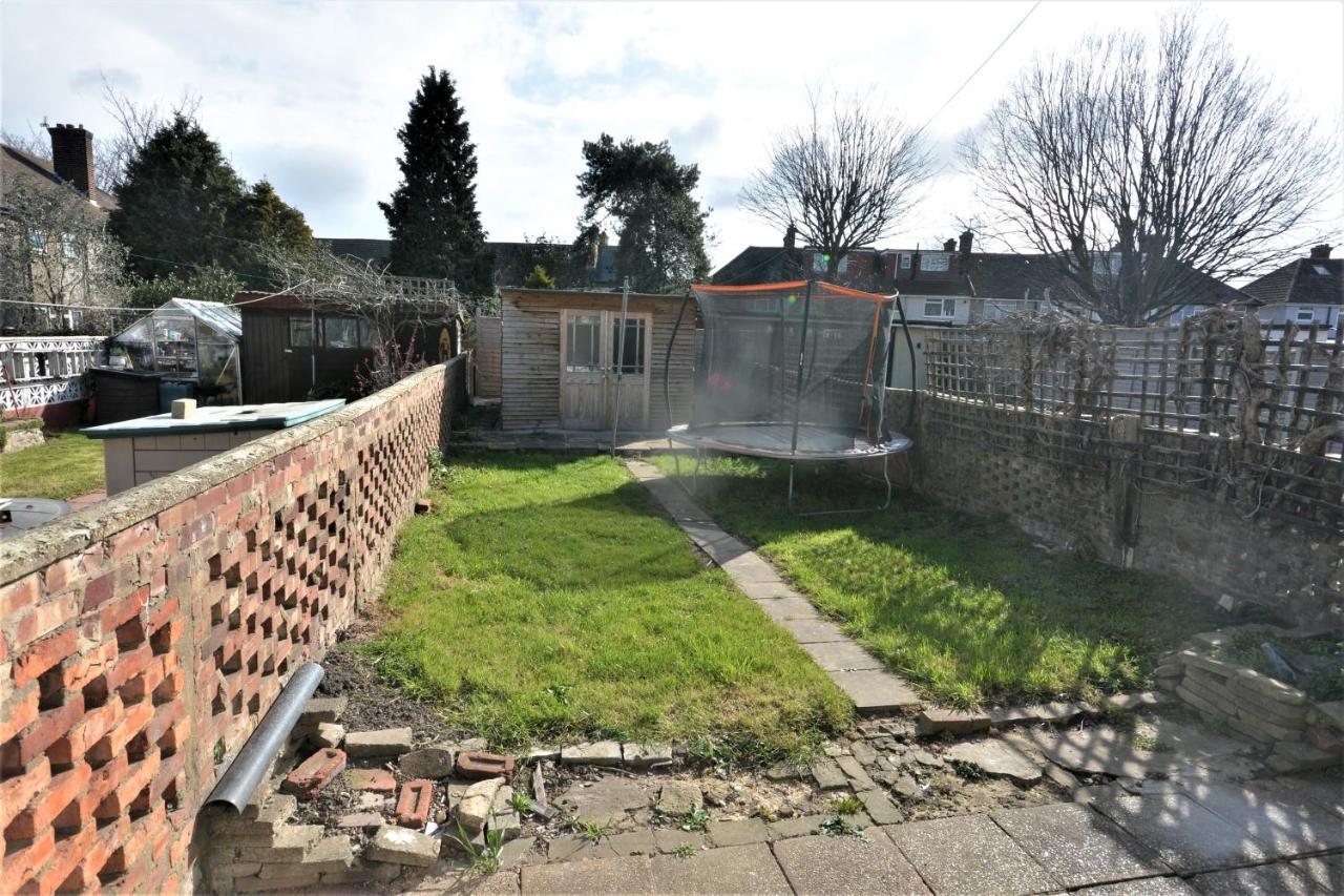 London Deluxe 3 Bedroom House With Parking Space Dagenham Dış mekan fotoğraf