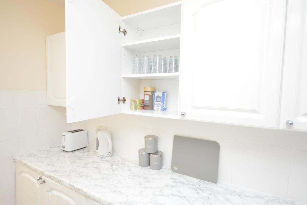 London Deluxe 3 Bedroom House With Parking Space Dagenham Dış mekan fotoğraf