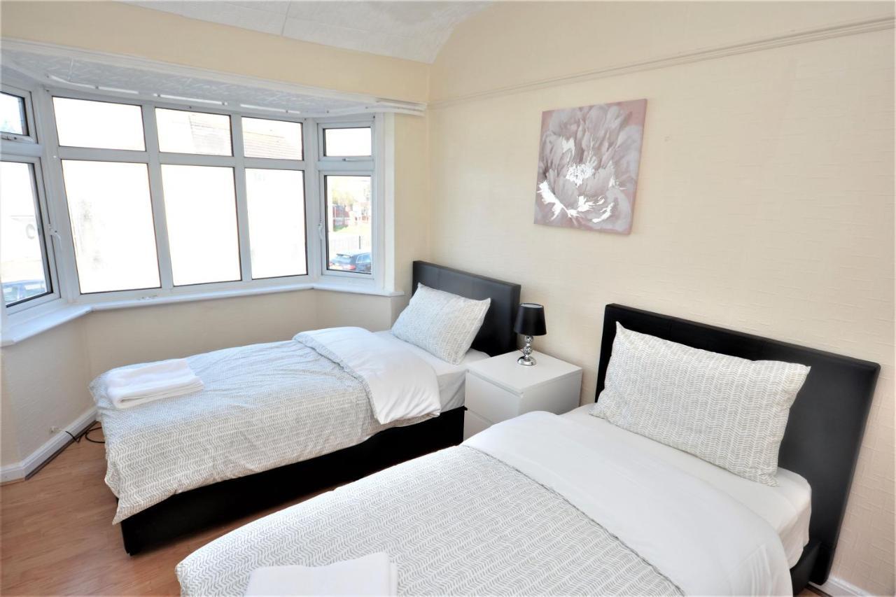 London Deluxe 3 Bedroom House With Parking Space Dagenham Dış mekan fotoğraf