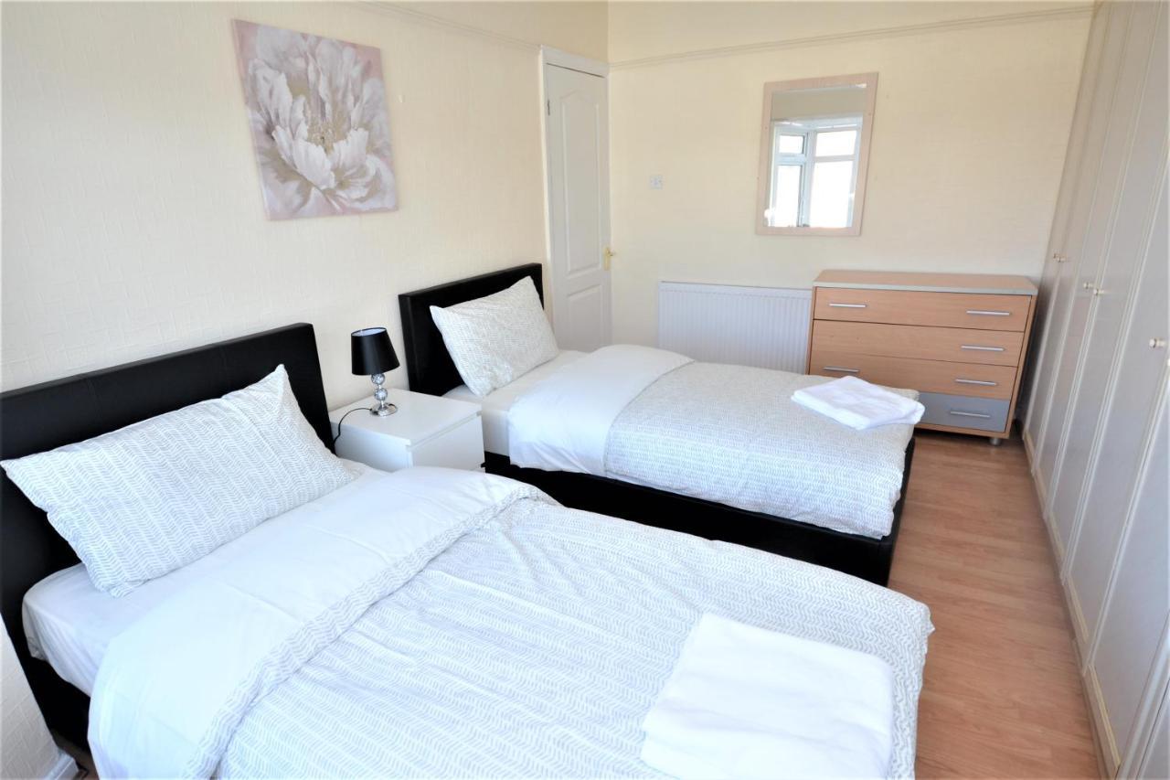 London Deluxe 3 Bedroom House With Parking Space Dagenham Dış mekan fotoğraf
